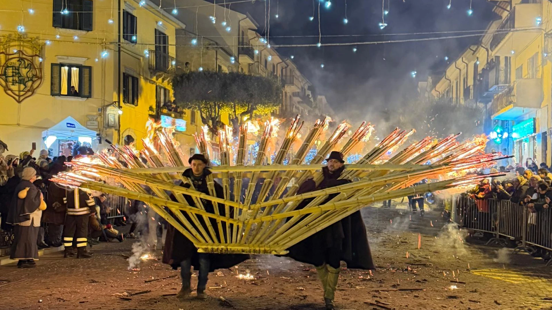 Agnone: la 'Ndocciata della tradizione chiude il mese del fuoco.